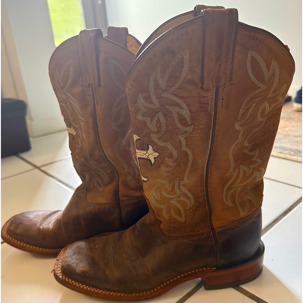 Tony, lama, leather boots
